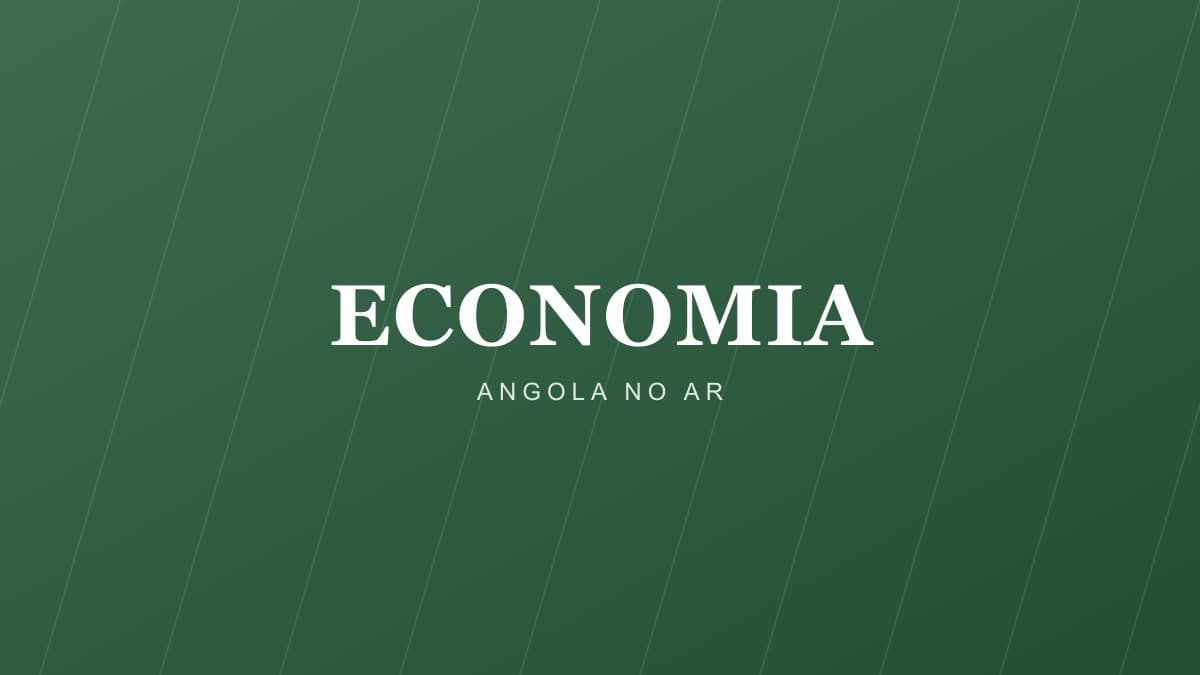 Bombas de abastecimento numa estação de serviço em Luanda, com notas de kwanza em primeiro plano