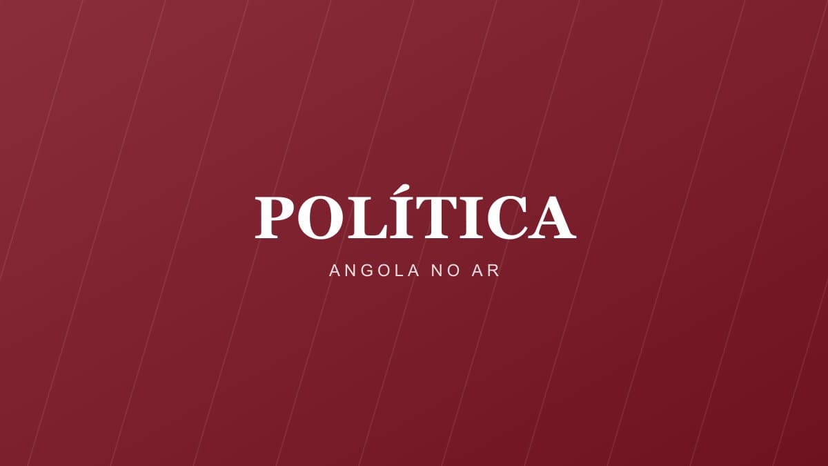 Sala de conferências vazia com mesa, microfones e pilhas de fichas de papel