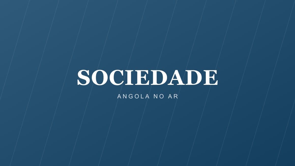 Sala de aula universitária vazia com carteiras e documentos de avaliação sobre a mesa